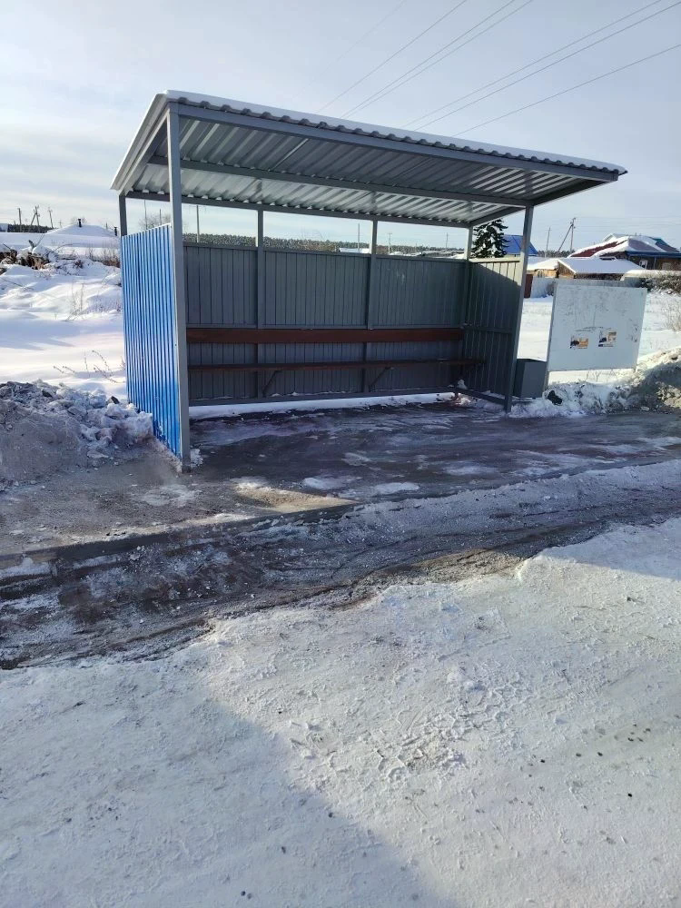 ВОЛОНТЁРЫ ИЗ ЧИСЛА ПРОЖИВАЮЩИХ В КУРТАМЫШСКОМ ПНИ УБРАЛИ ГОЛОЛЁД С ОСТАНОВОК В КУРТАМЫШЕ
